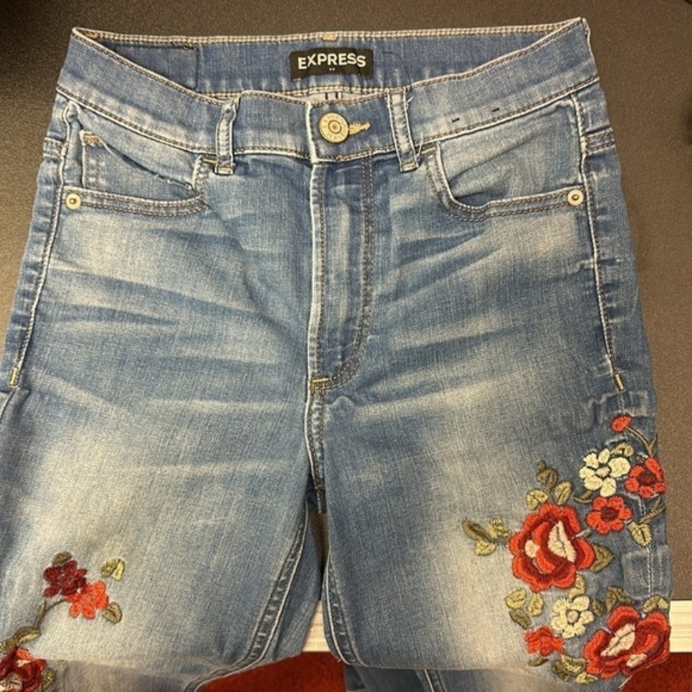540.   Express women’s high-rise floral embroidered skinny jean size 4